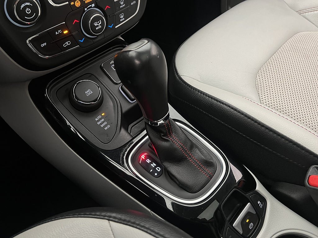 Vehicle Image 25