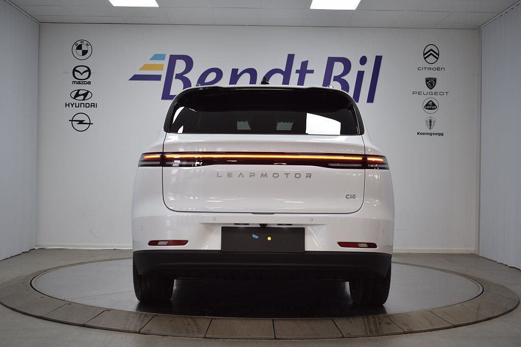 Vehicle Image 8