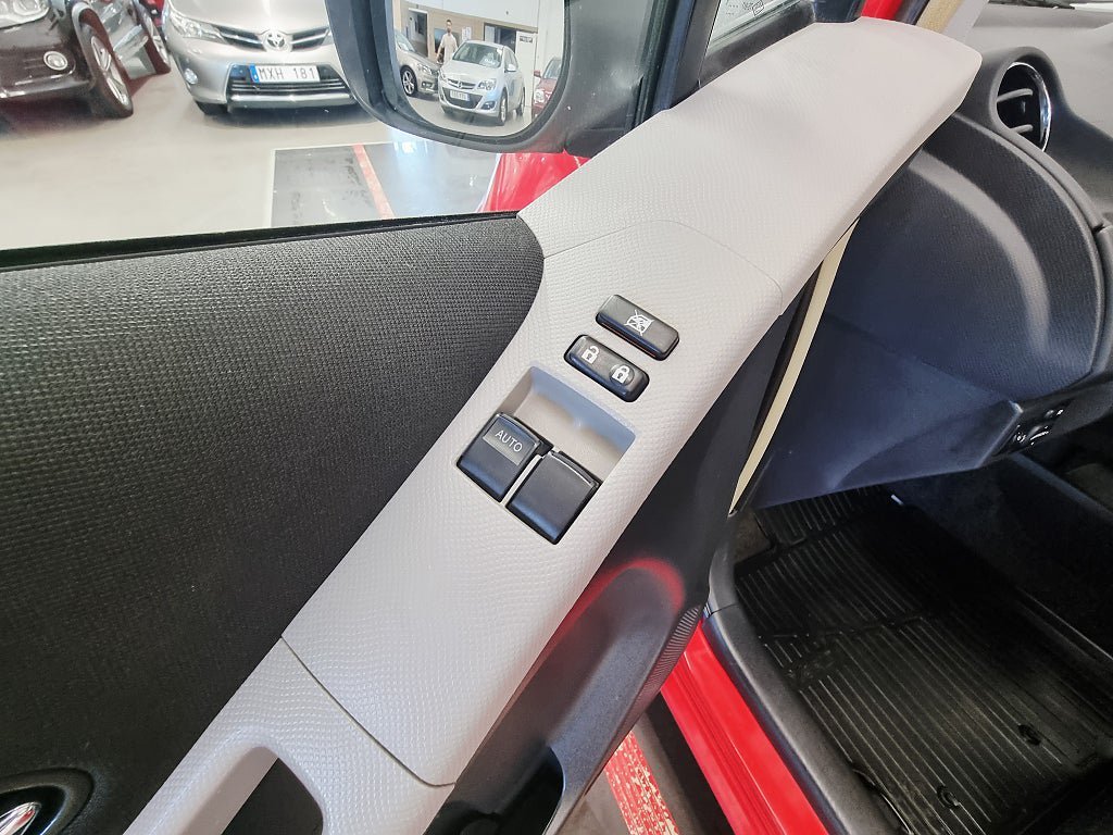 Vehicle Image 12