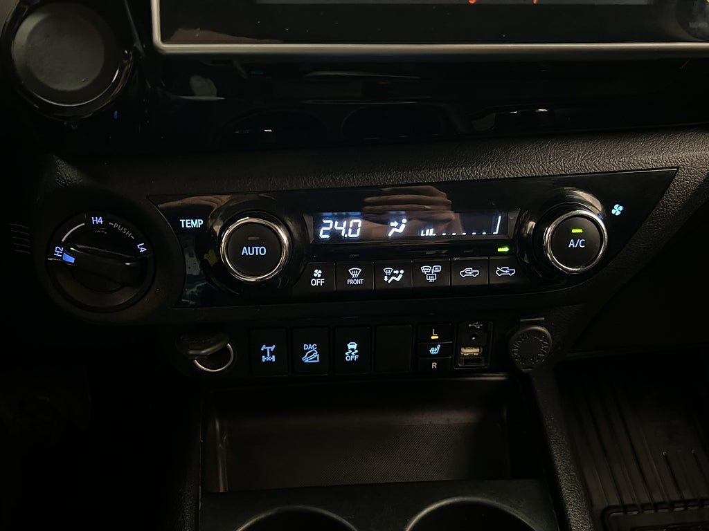 Vehicle Image 25