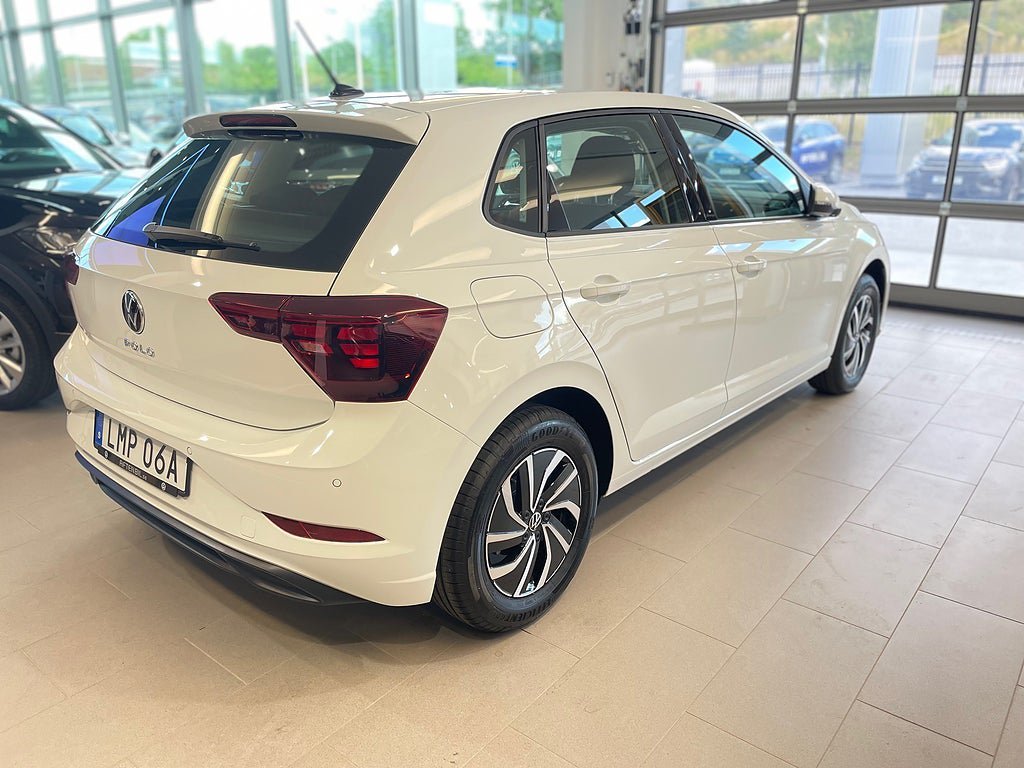 Vehicle Image 6