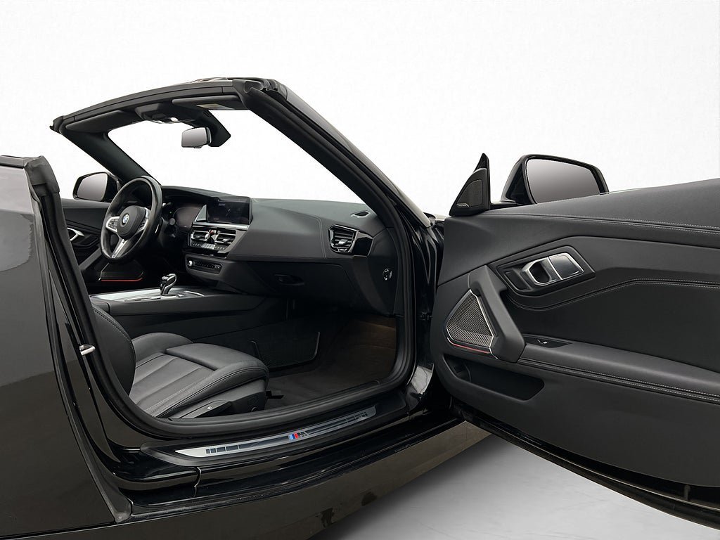 Vehicle Image 25