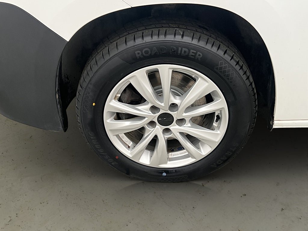 Vehicle Image 25