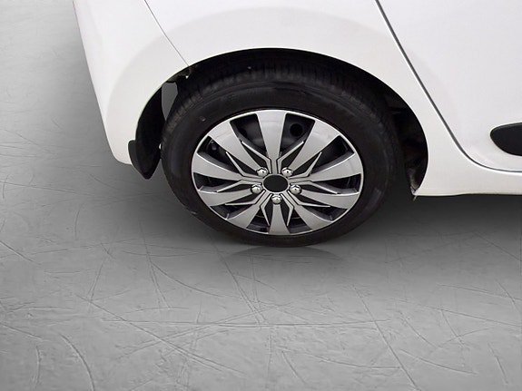 Vehicle Image 12