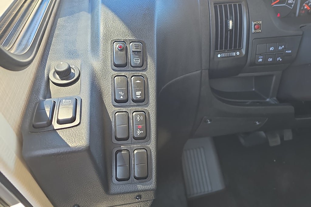 Vehicle Image 32