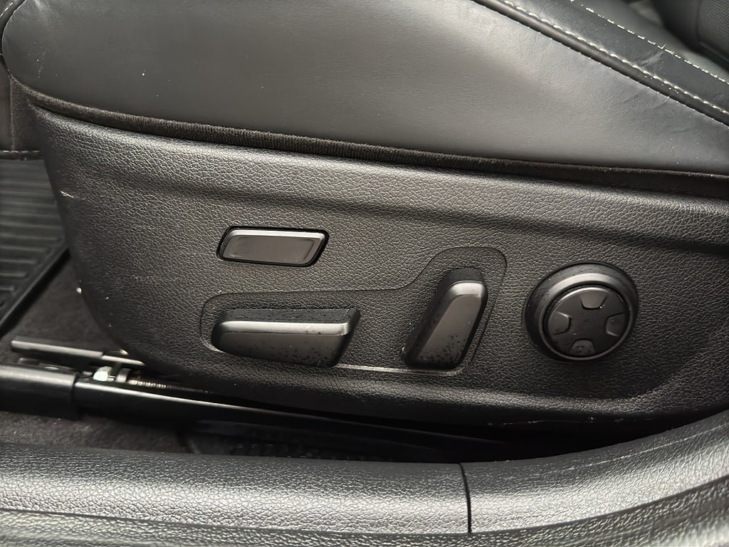 Vehicle Image 25