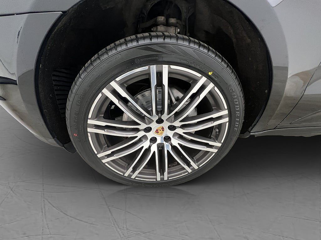 Vehicle Image 32