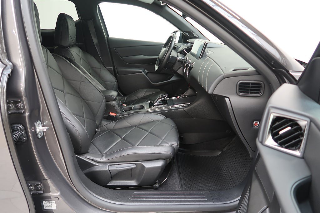 Vehicle Image 25