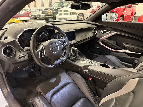 Vehicle Image 25