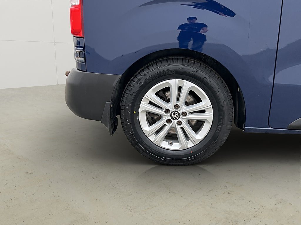 Vehicle Image 32