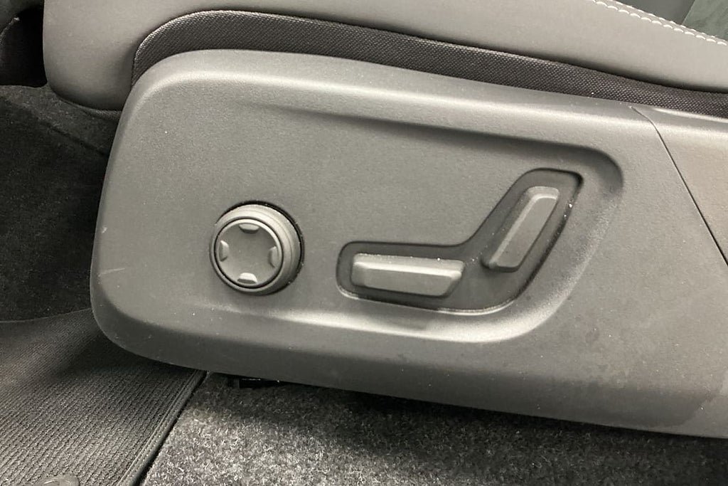 Vehicle Image 25