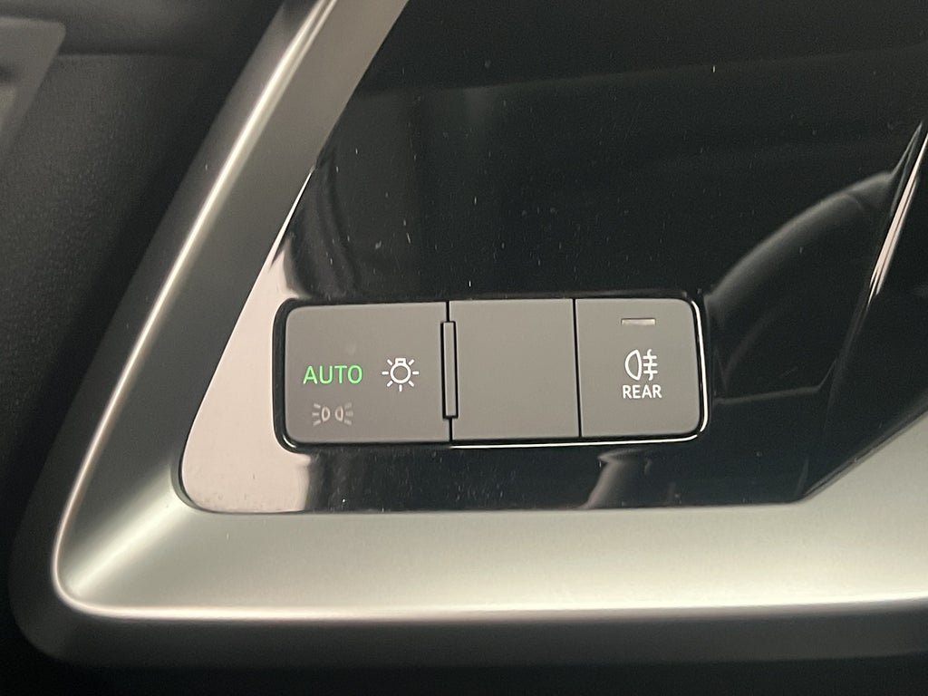 Vehicle Image 25