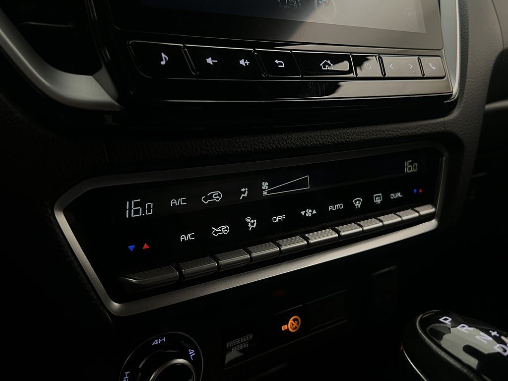 Vehicle Image 25