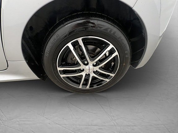 Vehicle Image 32