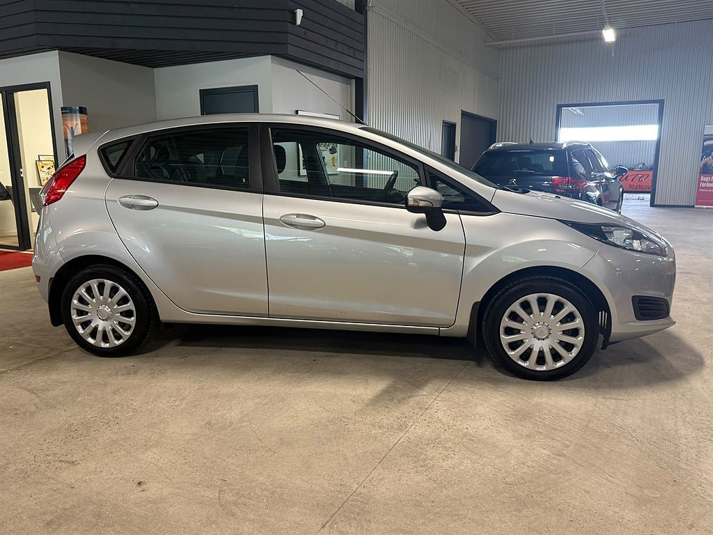 Vehicle Image 8