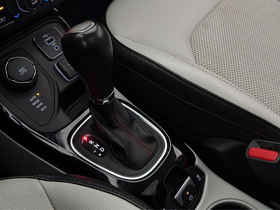 Vehicle Image 25