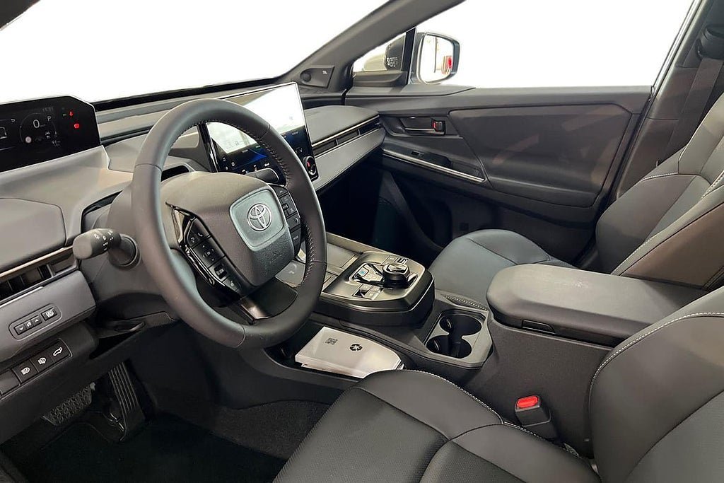 Vehicle Image 12
