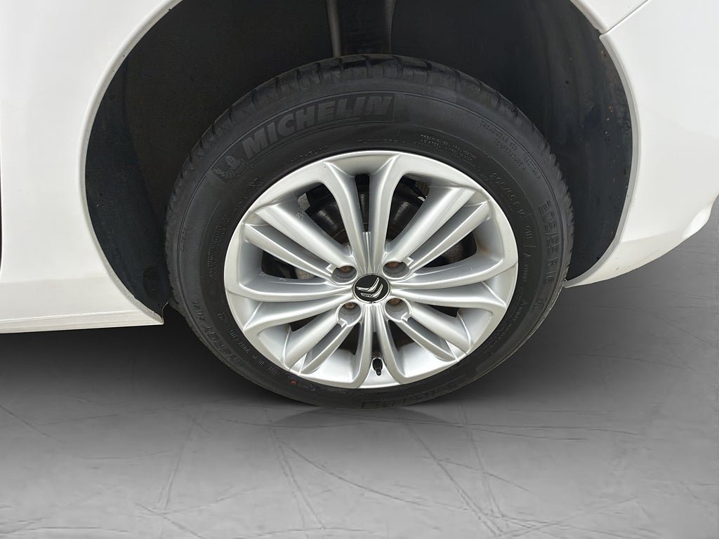 Vehicle Image 30