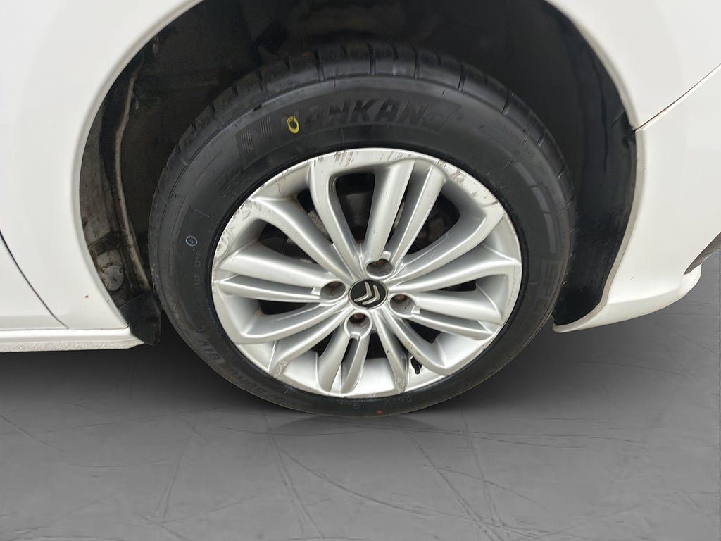 Vehicle Image 32