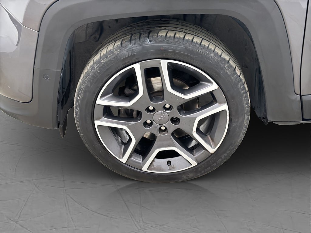 Vehicle Image 25