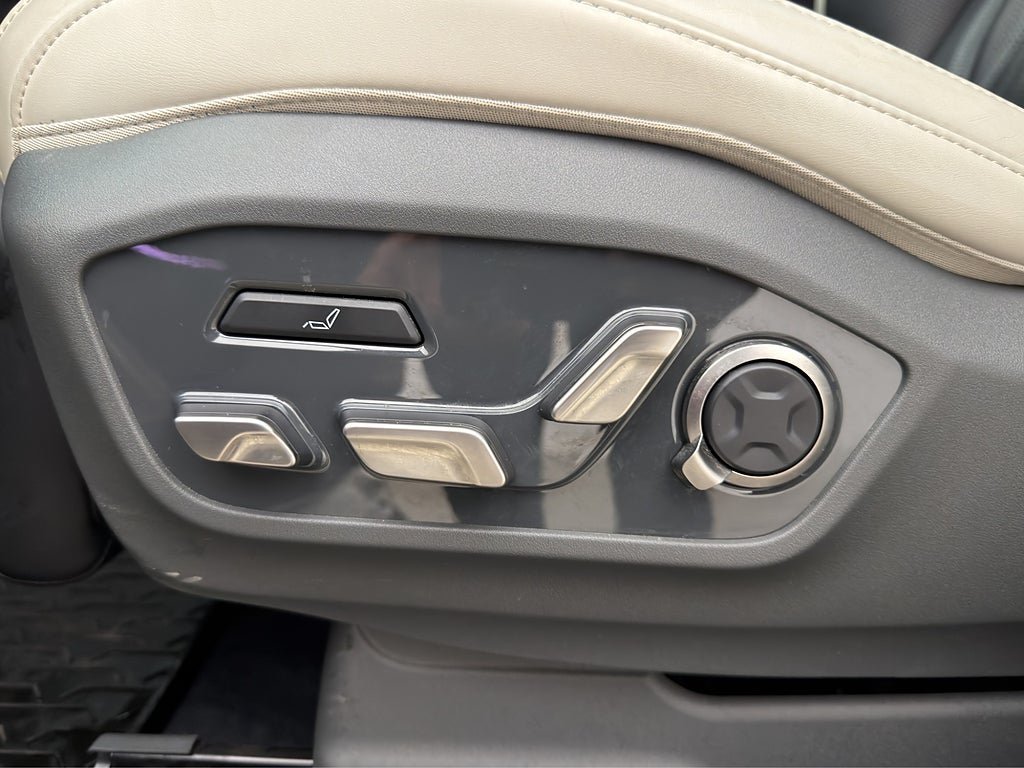 Vehicle Image 24