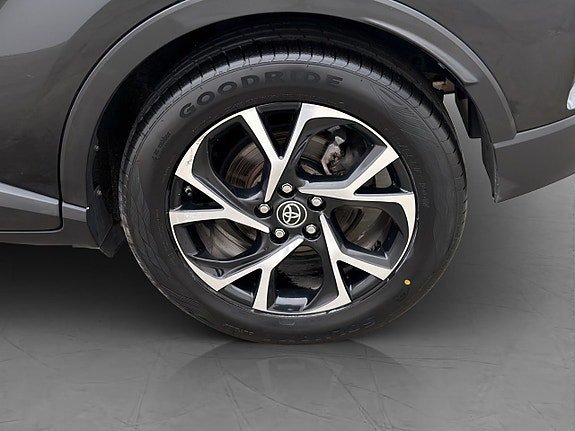 Vehicle Image 25