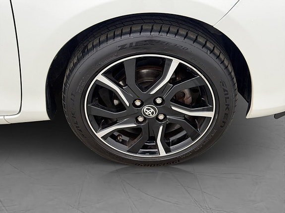 Vehicle Image 25