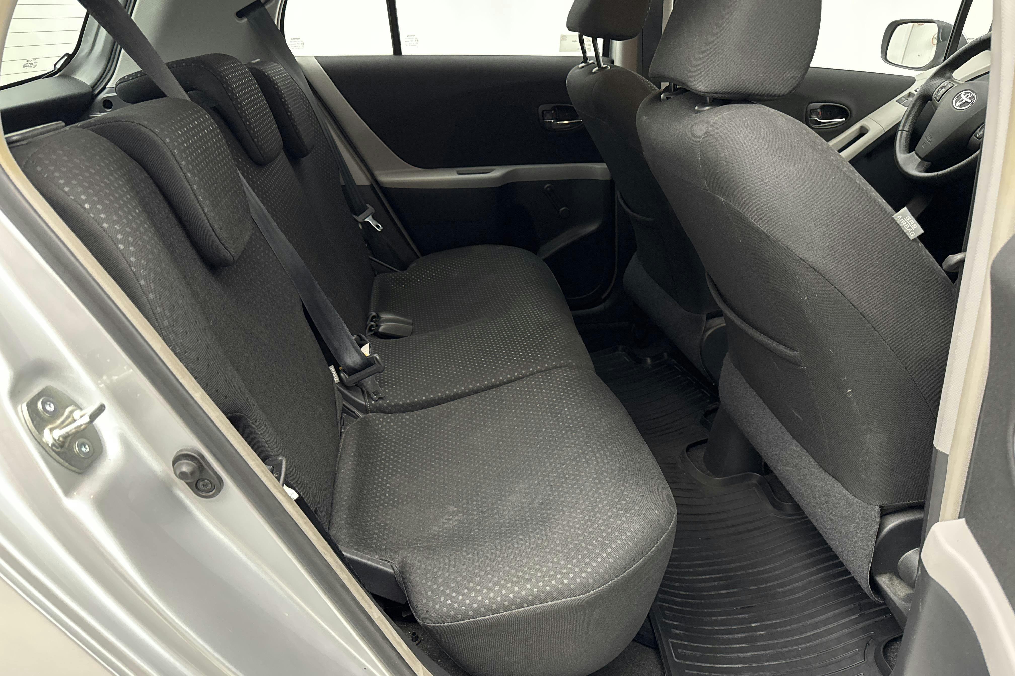 Vehicle Image 8
