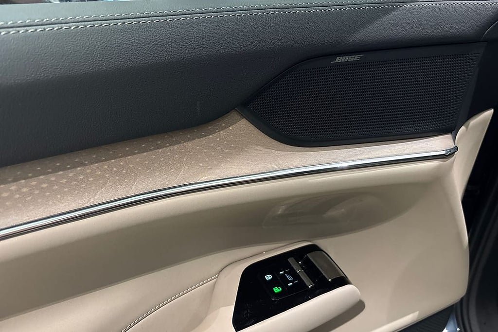 Vehicle Image 25