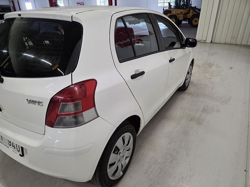 Vehicle Image 6