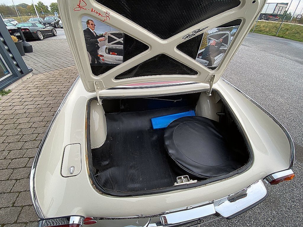 Vehicle Image 25