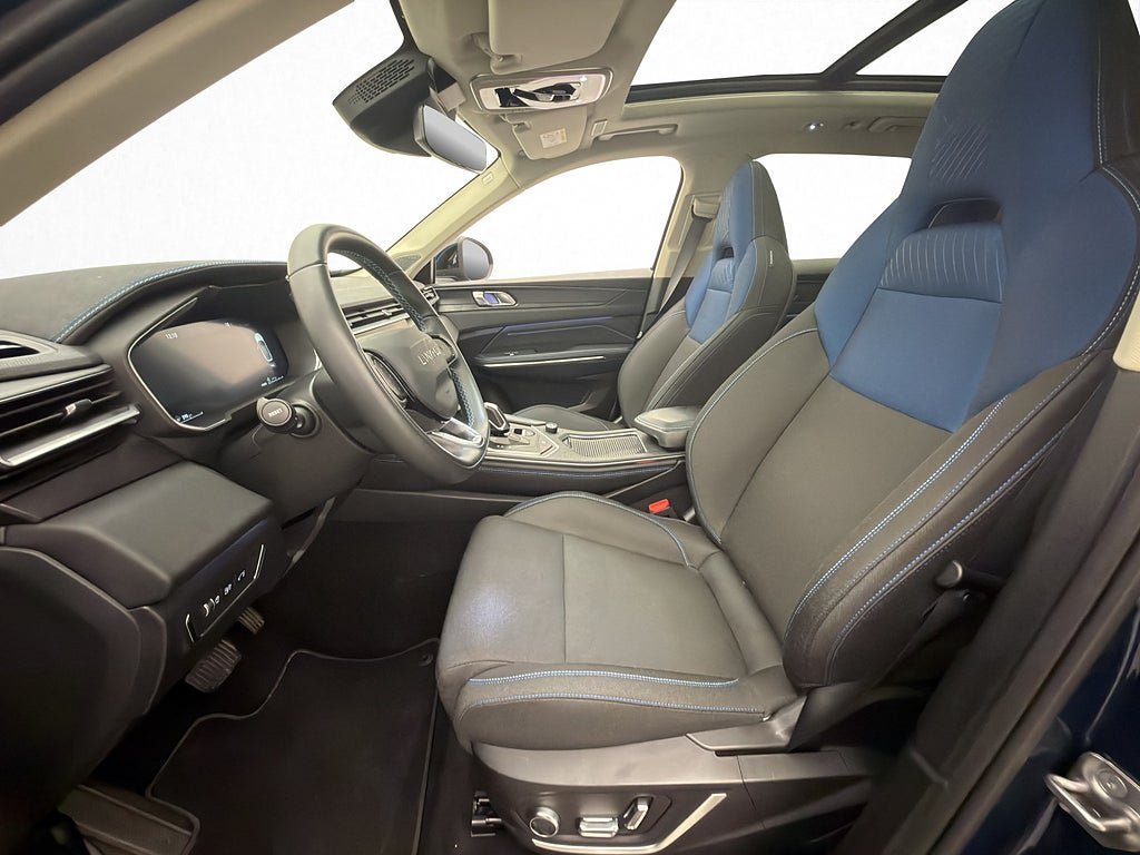 Vehicle Image 12