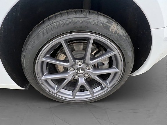 Vehicle Image 32