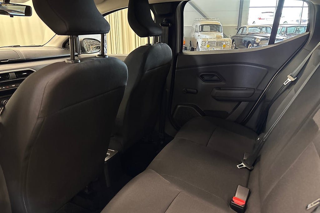 Vehicle Image 12