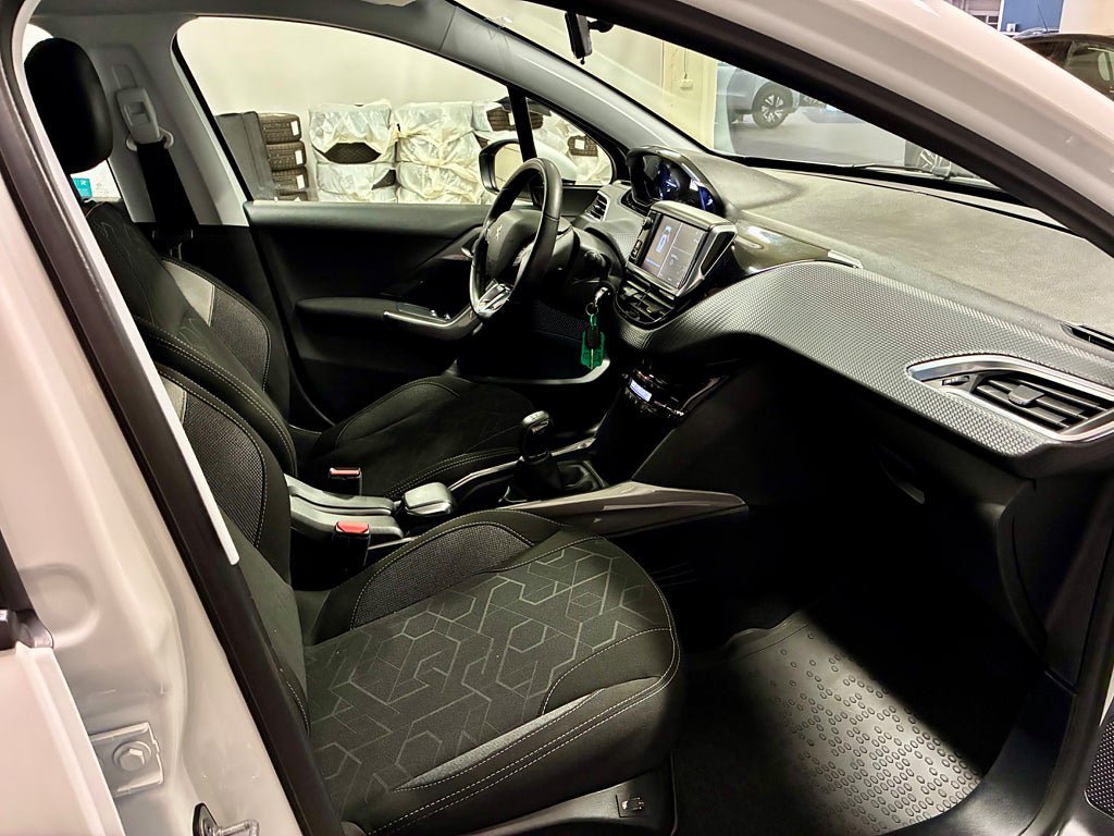 Vehicle Image 12