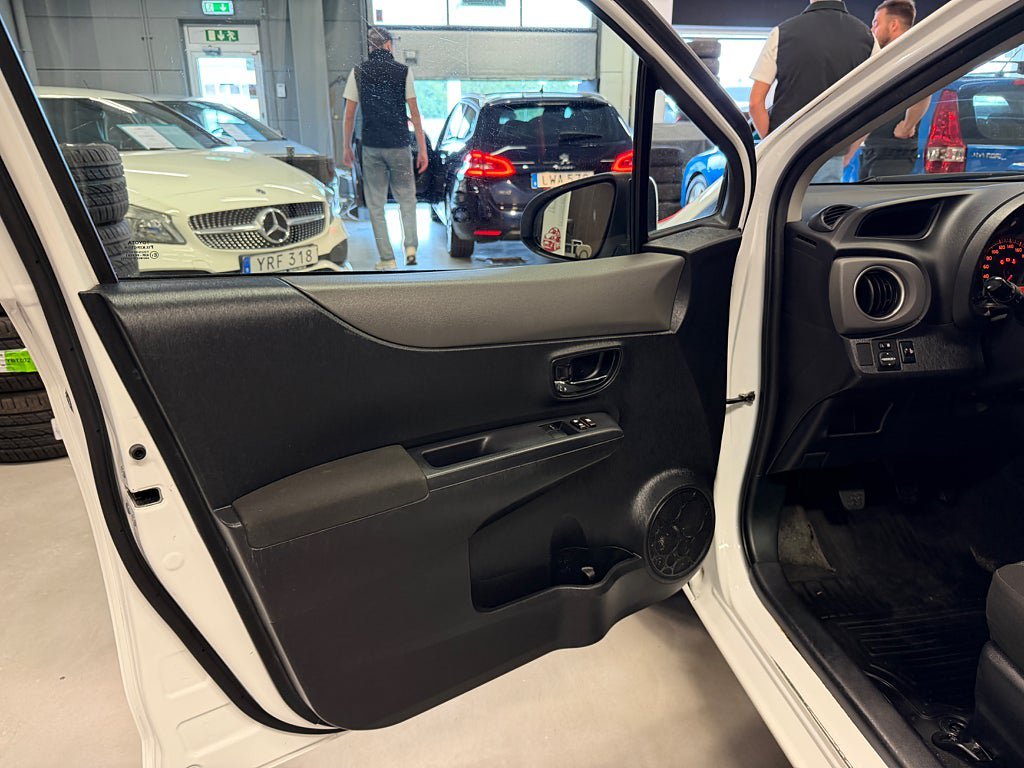 Vehicle Image 8