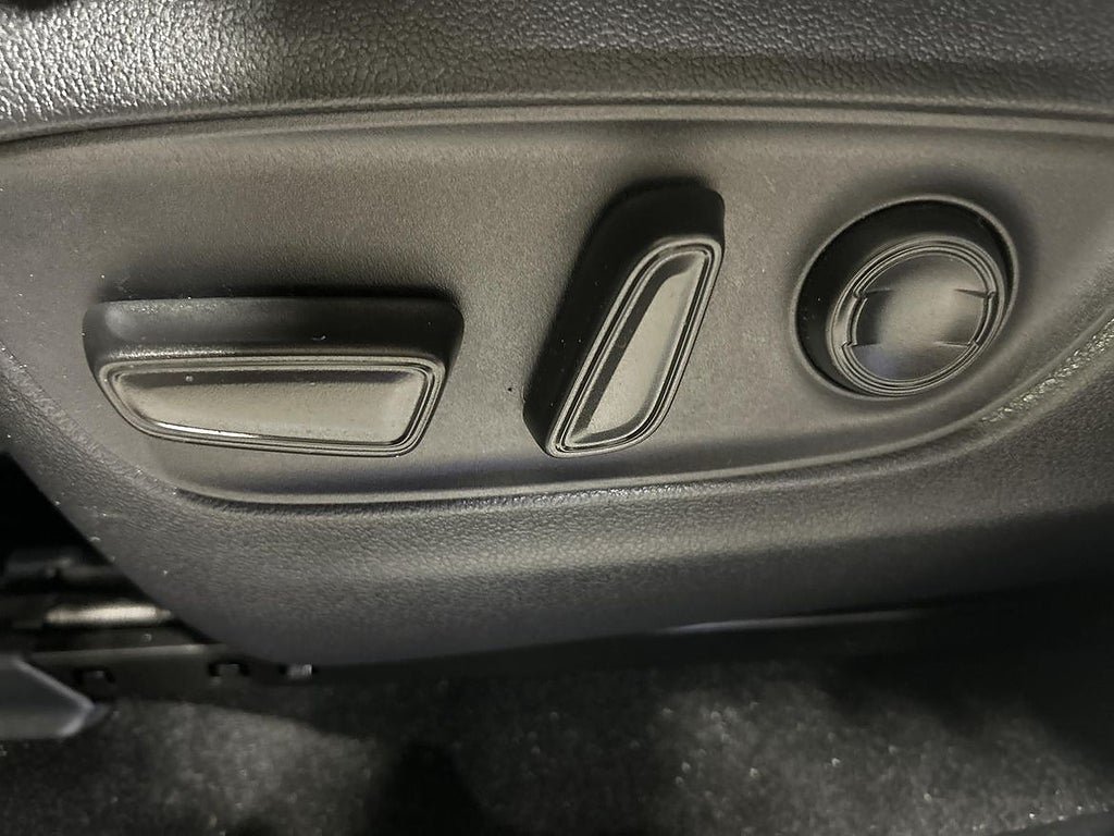 Vehicle Image 25