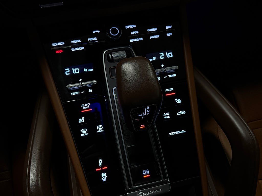 Vehicle Image 25