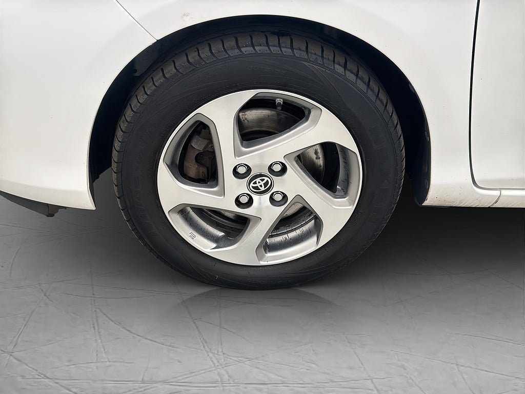 Vehicle Image 25