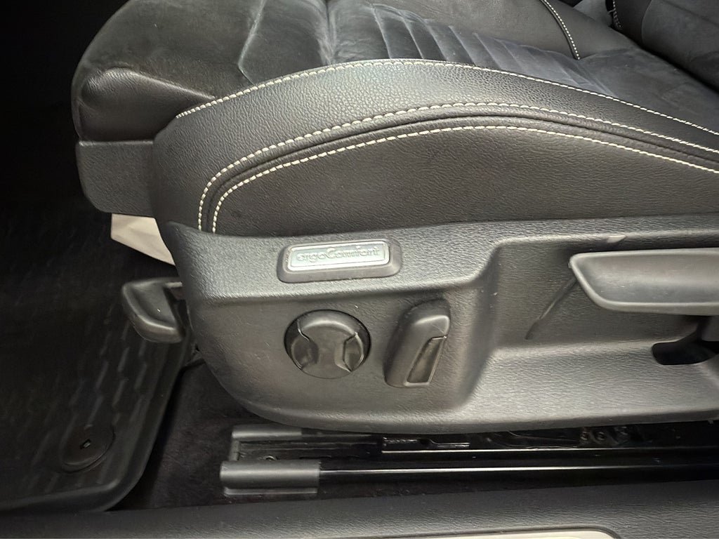Vehicle Image 25
