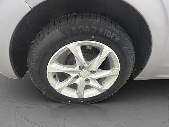 Vehicle Image 25