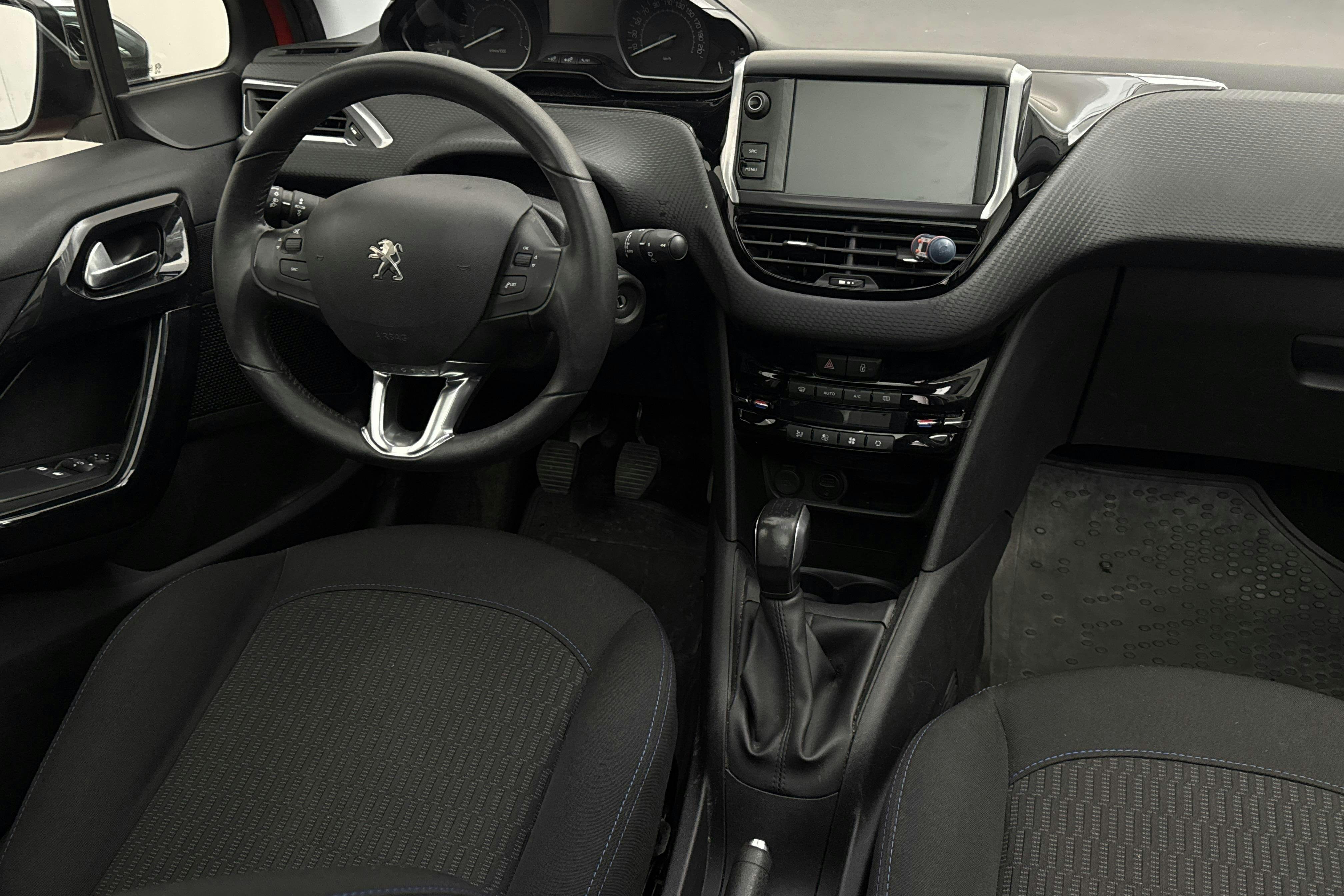 Vehicle Image 12