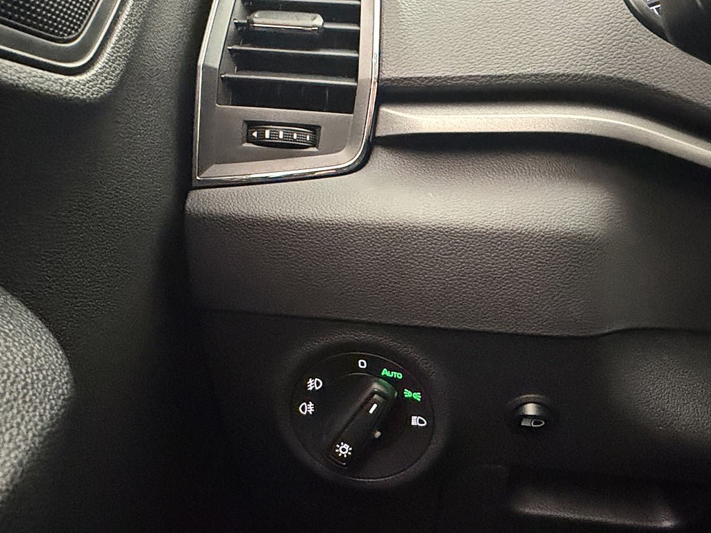 Vehicle Image 25