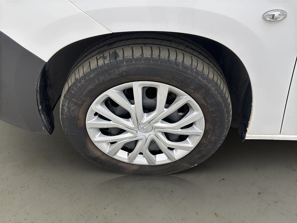 Vehicle Image 25