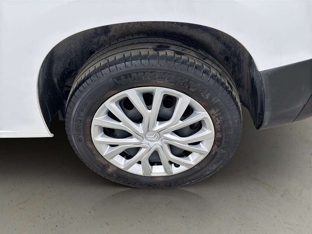 Vehicle Image 26