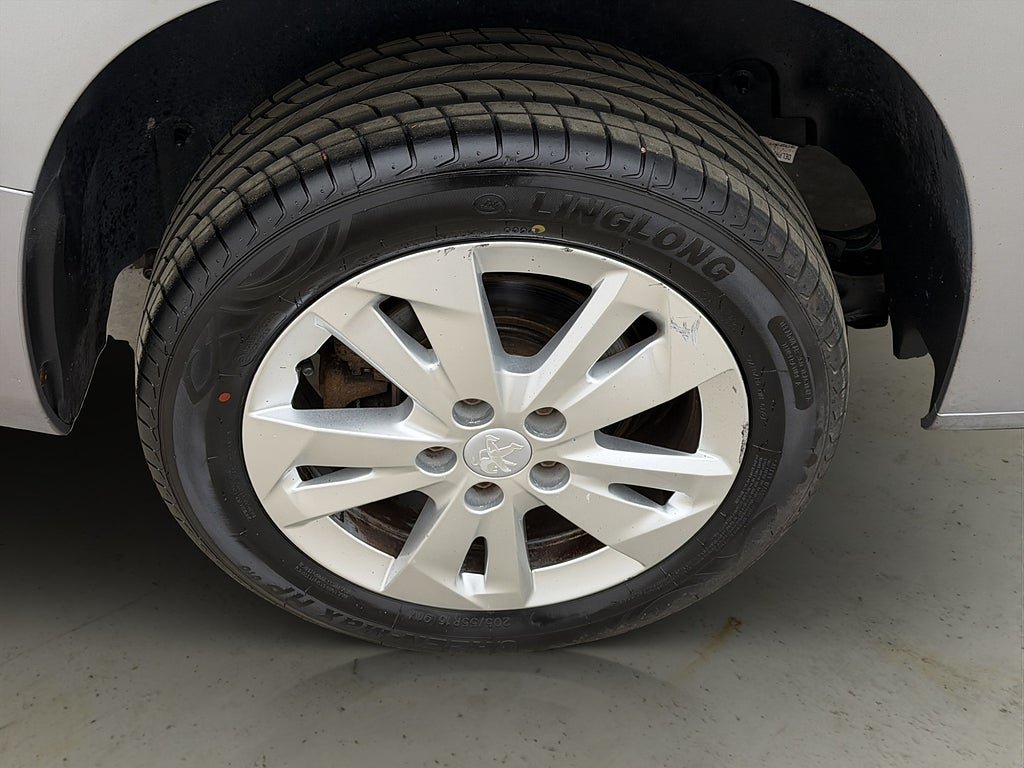 Vehicle Image 25