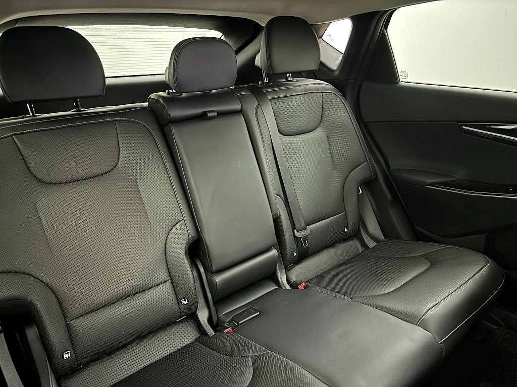 Vehicle Image 25