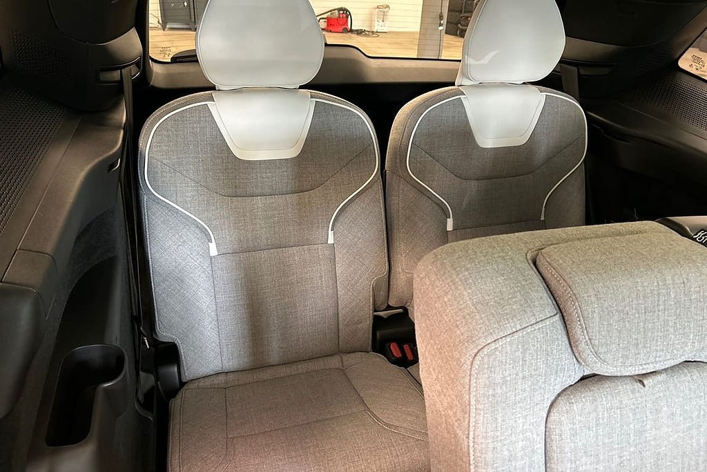 Vehicle Image 25