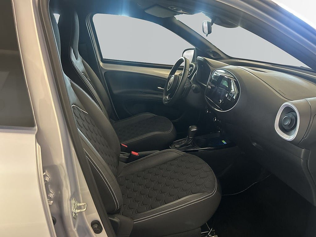 Vehicle Image 7