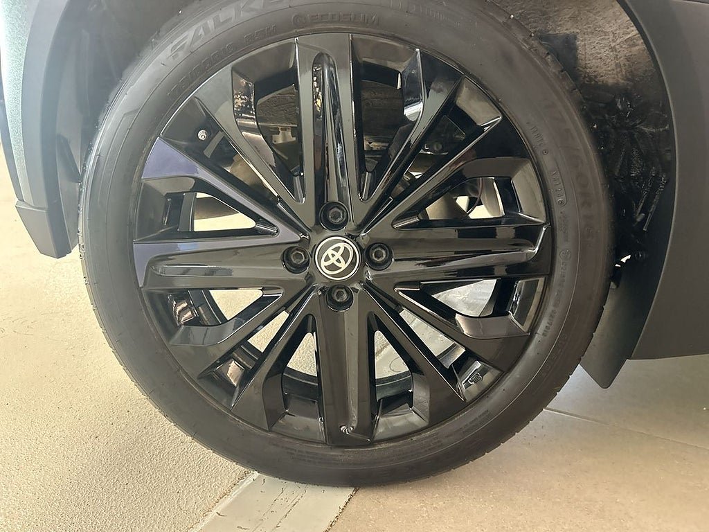 Vehicle Image 12